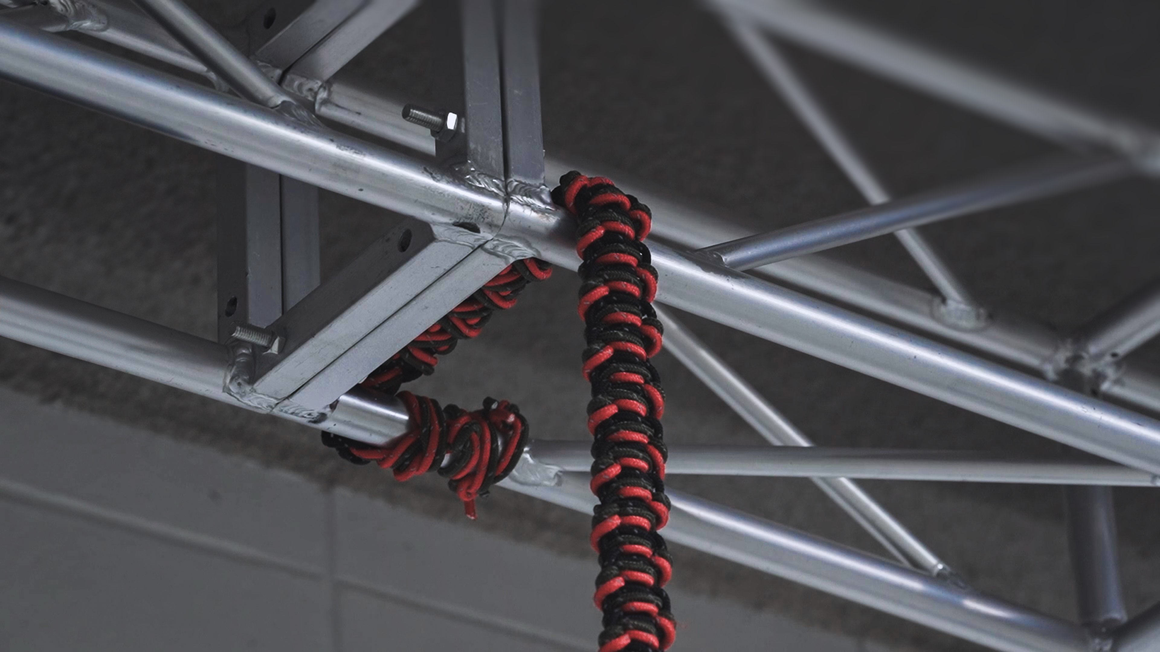 이미 당신도 전시의 일부 — 03